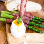 Grüner Spargel im Serranoschinken mit Ei