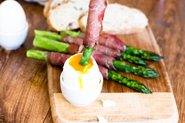 Grüner Spargel im Serranoschinken mit Ei