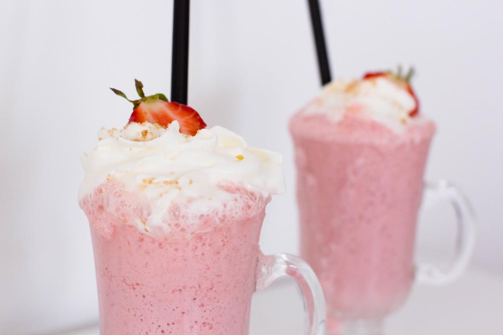 Erdbeer Milchshake Rezept mit Eis - in 5 Minuten - Kaschula