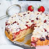 Joghurtkuchen mit Erdbeeren und Streusel