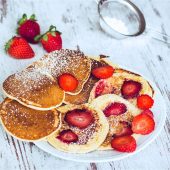 Mini Pancakes - Pfannkuchen mit Joghurt und Erdbeeren