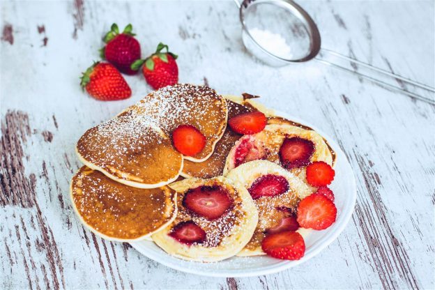 Mini Pancakes - Pfannkuchen mit Joghurt und Erdbeeren