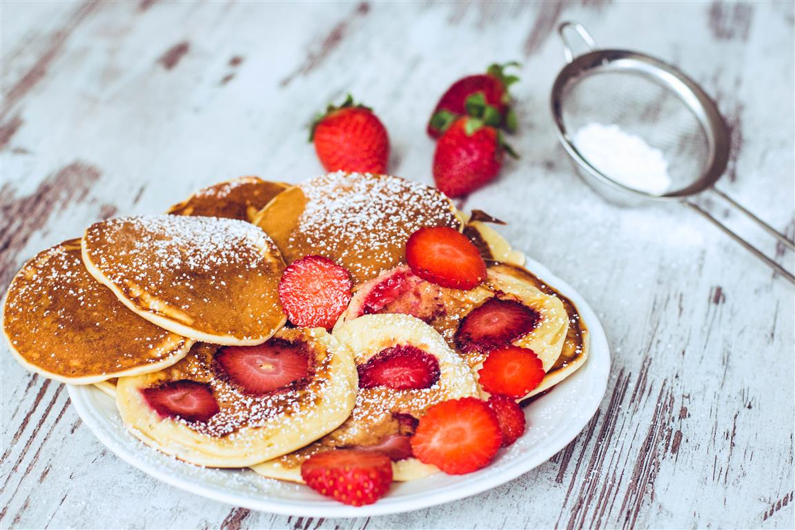 Mini Pancakes - Pfannkuchen mit Joghurt und Erdbeeren