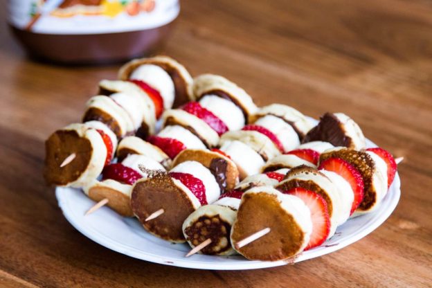 Mini Pancakes mit Erdbeeren, Bananen und Nutella