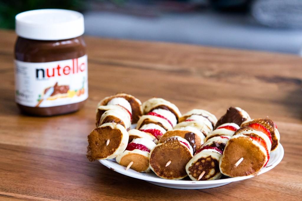 Mini Pancakes mit Erdbeeren, Bananen und Nutella
