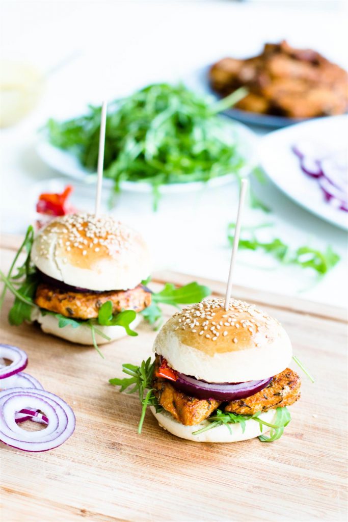 Burger selber machen mit Hühnerfleisch, Rucola, getrockneten Tomaten und roten Zwiebeln