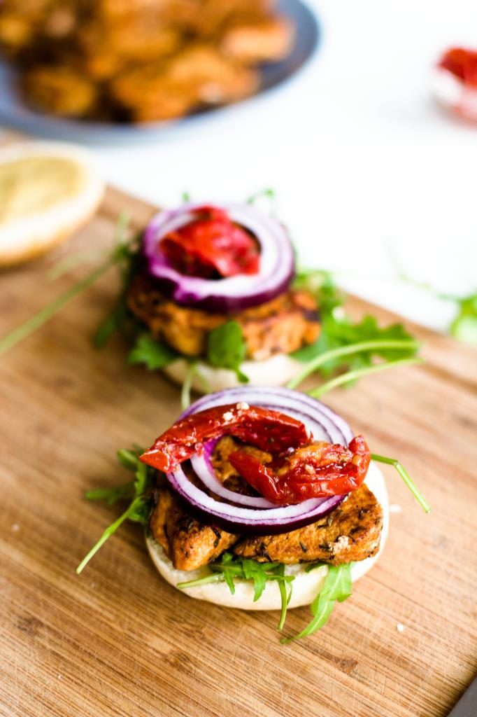Burger selber machen mit Hühnerfleisch, Rucola, getrockneten Tomaten und roten Zwiebeln