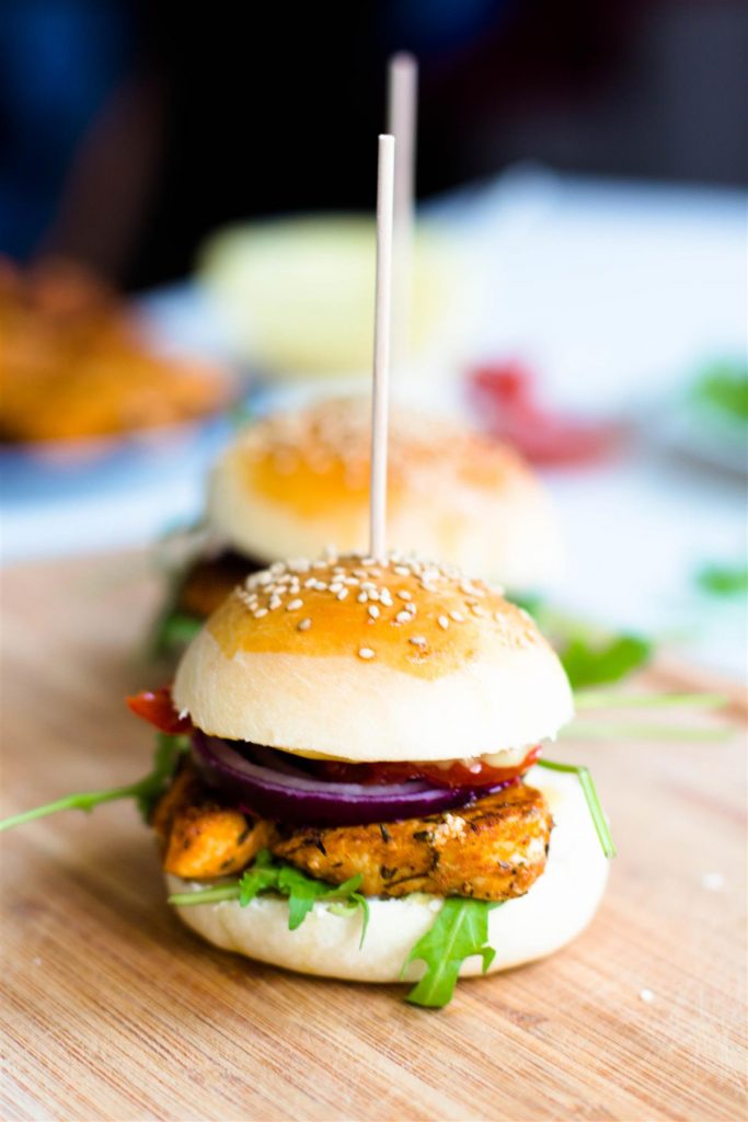 Burger selber machen mit Hühnerfleisch, Rucola, getrockneten Tomaten und roten Zwiebeln