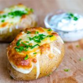 Backkartoffeln mit Ei und Mozzarella