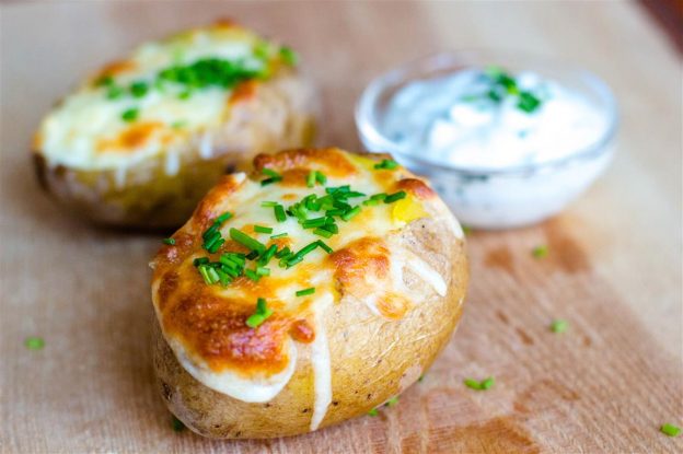 Backkartoffeln mit Ei und Mozzarella