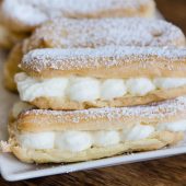 Eclairs mit Schlagsahne