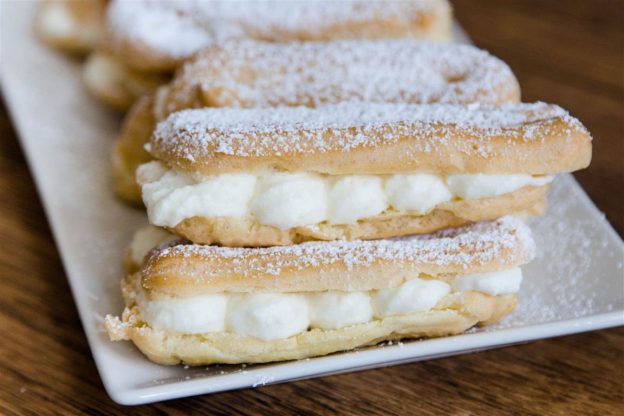Eclairs mit Schlagsahne