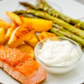 Grüner Spargel mit Lachs und Kartoffeln
