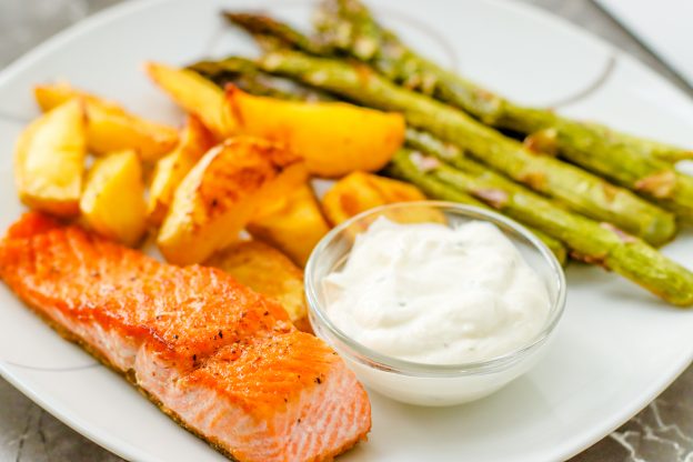 Grüner Spargel mit Lachs und Kartoffeln