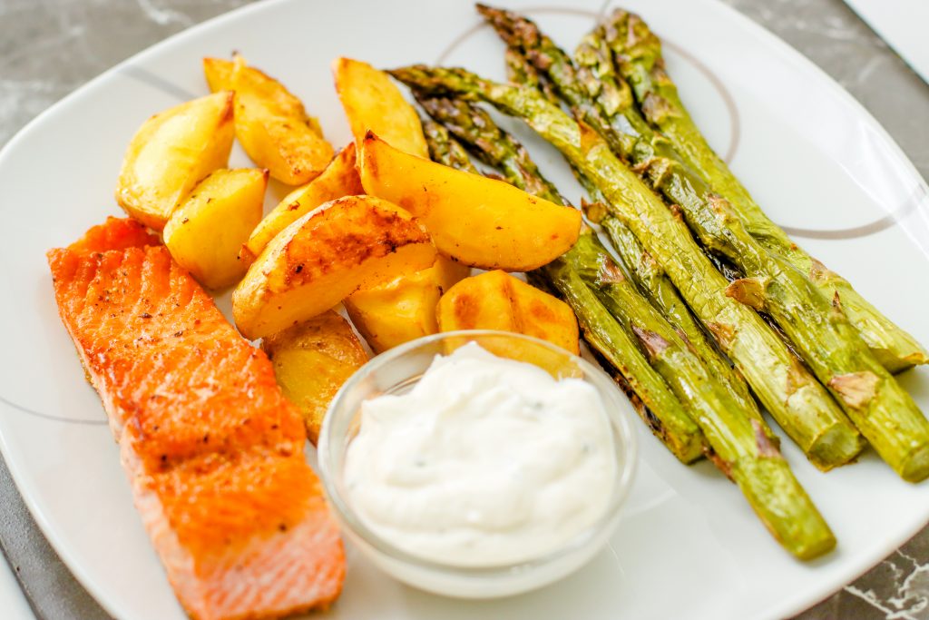 Grüner Spargel mit Lachs und Kartoffelecken